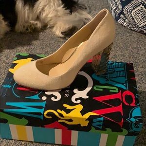 C Wonder Honeycomb heeled pump.